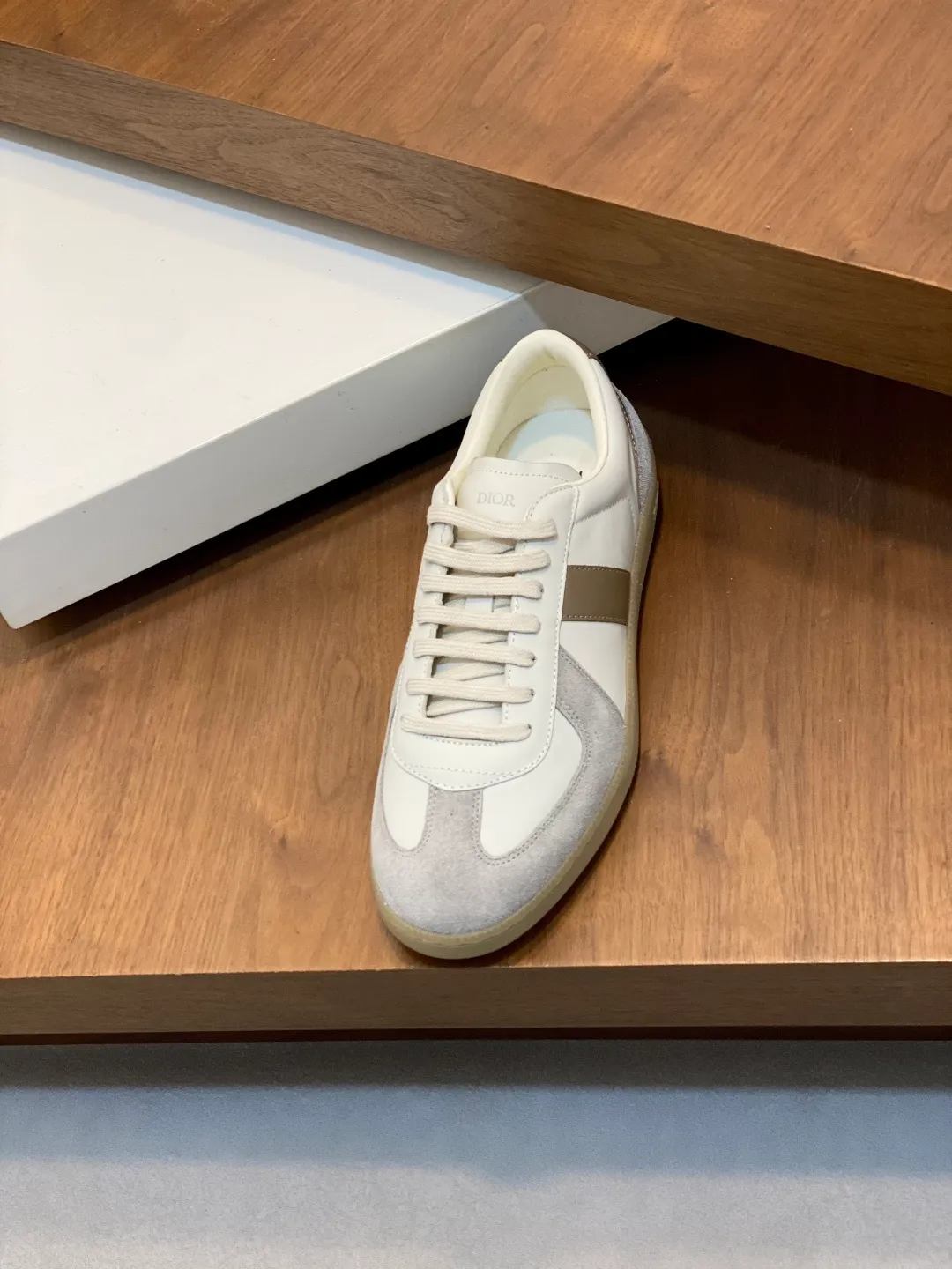 Factory price: 400💰Dior series casual sports shoes, skateboard shoes, original purchase, development and production. This sports shoe is a new product for the fall of 2023. It reinterprets the classic tennis shoes. The fashionable silhouette highlights the thick feeling. Crafted from navy and white jacquard with Oblique print and suede panels, it features a distinctive padded tongue embossed with the Dior signature, wide navy mohair laces and brass eyelets with a matte tonal finish. White rubber sole with Dior Oblique pattern, enhanced by a contrasting Dior 30 Avenue Montaigne signature on the rear. It can add fashionable temperament to casual looks. Exquisite packaging at the delivery counter 🛍📦 ▪️ Fabric: Original customized Oblique presbyopia + cowhide ▪️ Lining: Original customized sheepskin + breathable mesh ▪️ Sole: Original molded anti-slip rubber material ▪️ Bottom thickness: 4CM ▪️ Size: Men's 38-45 (38, 45, 46 customized)
